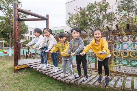 幼儿园开心儿童在桥上高清图片下载-正版图片501112145-摄图网
