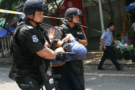 上海通报瑞金医院一男子劫持群众
