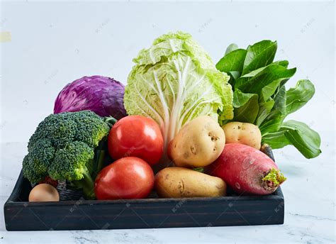 手拿新鲜蔬菜盒高清图片下载-正版图片501517373-摄图网