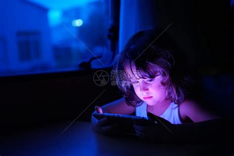 还在熬夜刷微博玩游戏，晚睡对身体有哪些危害你知道吗？_朗锐慧康