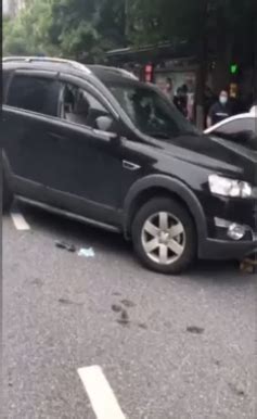 男子驾车失去意识连撞几辆车，被公交拦停后轮胎冒烟_腾讯视频