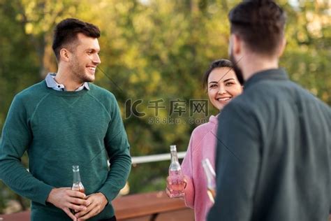 休闲、庆祝和人的概念-快乐的朋友在屋顶派对上喝酒聊天。人物特写中年男性高清摄影大图-千库网