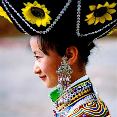 彝族第一美女玛嘿阿依演绎民族服装