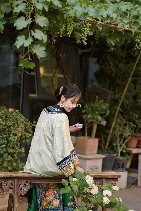 #马面裙##故宫##清# 清汉女款 智灵小姐姐来天津，疫情问题只能在家院里拍照，没去成大园子有点遗憾。不过还是完成了闺蜜照的小愿望。复刻清代 ...