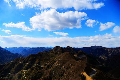 北京房山的上方山峰峦叠嶂，山里的香椿、黄精、拐枣被称为“三宝”