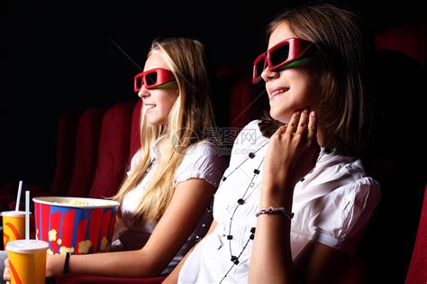 两个轻女孩电影院看电影高清图片下载-正版图片300509136-摄图网