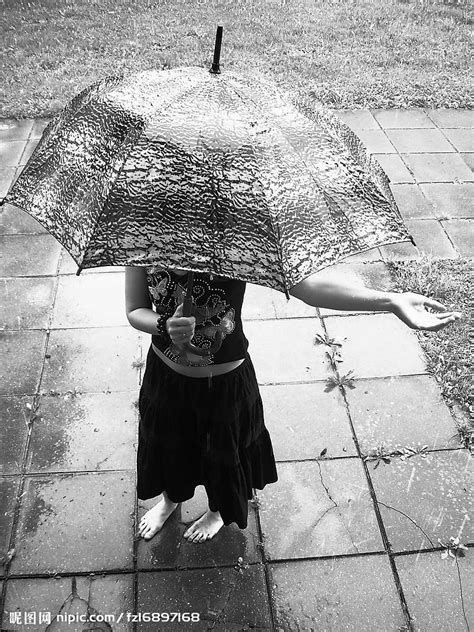 雨天打伞的女人摄影图__人物摄影_人物图库_摄影图库_昵图网nipic.com