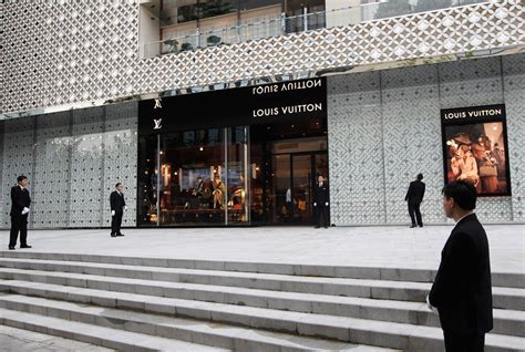 为什么LV上海恒隆店能在这个8月卖出破纪录的1.5亿元？|界面新闻 · 时尚