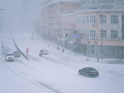 告急！河南信阳特大暴雪致道路受阻，陆军官兵紧急驰援(含视频)_手机新浪网