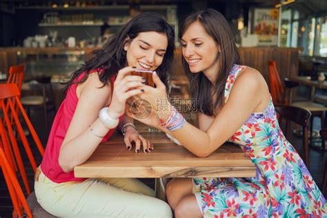两个女孩在咖啡厅微笑流言闲聊喝咖高清图片下载-正版图片504937888-摄图网