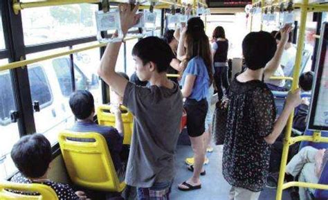 推着婴儿车上公交车的女人高清摄影大图-千库网