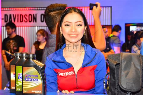 菲律宾帕赛 Trans Sport 展上的 Petron 燃料女模特高清摄影大图-千库网
