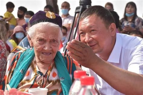 湖北110岁老人去世，全村人给他跪下，80岁女儿哭晕了，场面震撼_腾讯视频