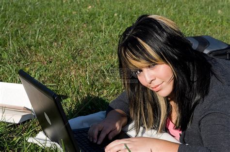 女孩使用笔记本电脑女士学习学期学生女性作家教育写作冲浪学校高清图片下载-正版图片320210460-摄图网
