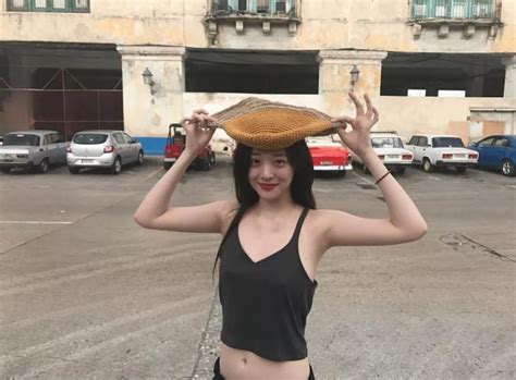 没有穿衣服的女生图片