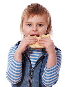 女孩吃饭童年午餐金发微笑乐趣小吃早餐勺子食欲高清图片下载-正版图片320557209-摄图网