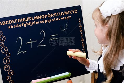 教室教学课堂黑板学校童年木板女孩学习孩子班级高清图片下载-正版图片321197737-摄图网