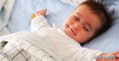 做梦|宝宝睡觉时，为什么总是偷偷笑，是在做梦吗？看完你就明白了！
