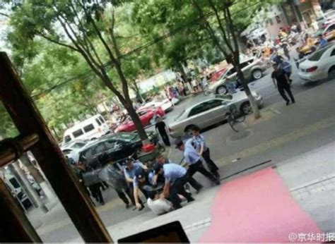 北京:疑似精神病男子持两把菜刀 当街砍伤两民警-新闻中心-南海网