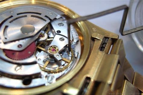 测评 介绍劳力士日志型手表 怎么调时间日历 拆卸表带使用教程