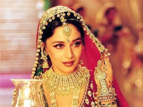 印度国宝级巨星去沙特走红毯太美了！穿钻石纱丽，壮实身材也惊艳__财经头条