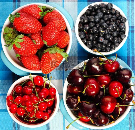 盛在碗里的野生浆果——蓝莓、红醋栗、樱桃、草莓草莓车厘子高清摄影大图-千库网