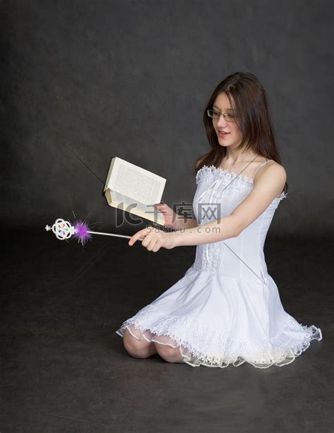 女孩-手中拿着魔杖和书的仙女高清摄影大图-千库网