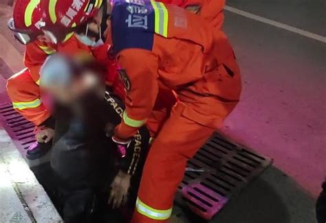 大体型男子为捡手机被卡下水道 消防紧急救援_凤凰网资讯_凤凰网