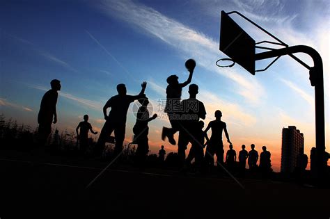 夕阳下的篮球场高清图片下载-正版图片501599729-摄图网