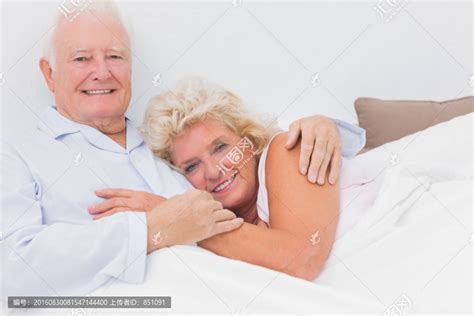 在床上拥抱的一对老年夫妻,摄影素材,汇图网www.huitu.com