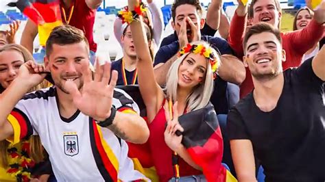 德国球迷在电视上观看比赛高清摄影大图-千库网