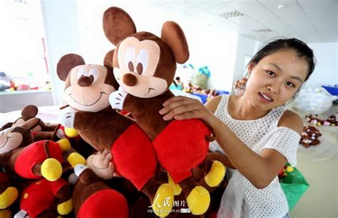 江苏东海：国际市场回暖 企业赶制出口玩具（2014.7.12）海外版2版--图说中国--人民网