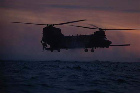 美国陆军第160特种作战航空团的一架MH-47支奴干直升机盘旋在水面