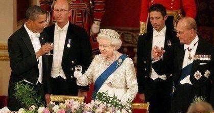 餐桌礼仪，各国领导人在英女王餐桌失礼瞬间！奥巴马最尴尬
