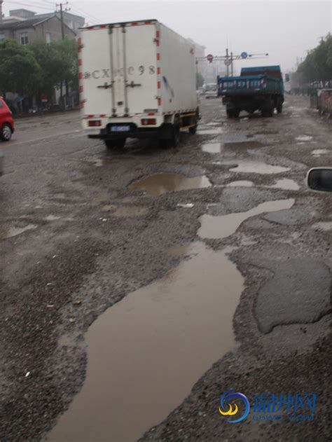 突发！杭州两地路面出现塌陷 ：有车子陷进去 还有货车直接翻坑里 _杭州网新闻频道