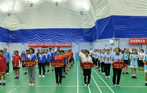 8月8日，新疆维吾尔自治区第十四届运动会在库尔勒市巴音体育场开……_新浪新闻