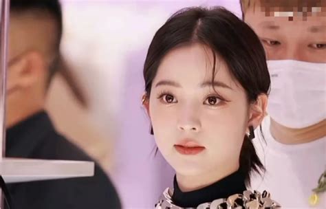 塌鼻子妆容甜美女生头像