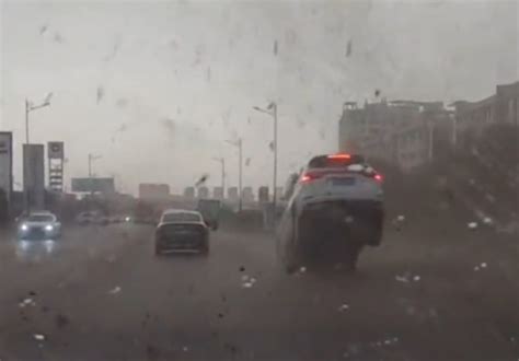 辽宁开原龙卷风 行驶中的车辆被卷起 当地通报来了_城市_中国小康网