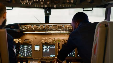 驾驶舱飞行飞机中机长和副驾驶的多元化团队高清摄影大图-千库网