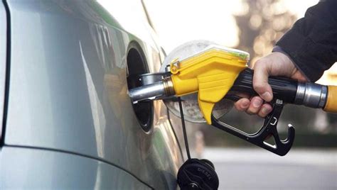 价格公布了！美国汽油零售价降至6.93元人民币每升，柴油为9.4元__财经头条