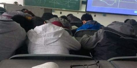 学生上课睡觉，老师视而不见，是不负责任的表现吗？|老师|同学|学生_新浪新闻
