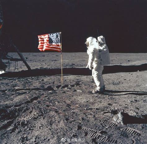 1969年7月20日，美国三名宇航员乘阿波罗11号飞船首次登月