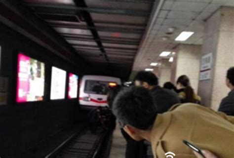 北京地铁乘客坠轨是真的吗？_百度知道