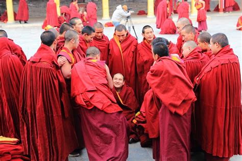 藏传佛教僧人为什么称“喇嘛”，而不是叫和尚？__凤凰网