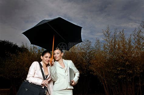 两个女人在雨伞下高清图片下载-正版图片501447784-摄图网