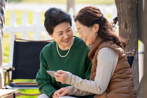 老年妇女使用智能手机与家人视频通话。视频素材_ID:VCG42N1388347041-VCG.COM