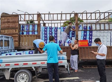 民建武汉市委组织向恩施受灾群众捐赠饮用水 - 中国民主建国会湖北省委员会