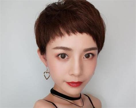 超短发造型甜美女生头像