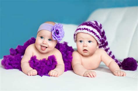 双胞胎宝宝图片-裹在温暖包被里的双胞胎宝宝素材-高清图片-摄影照片-寻图免费打包下载