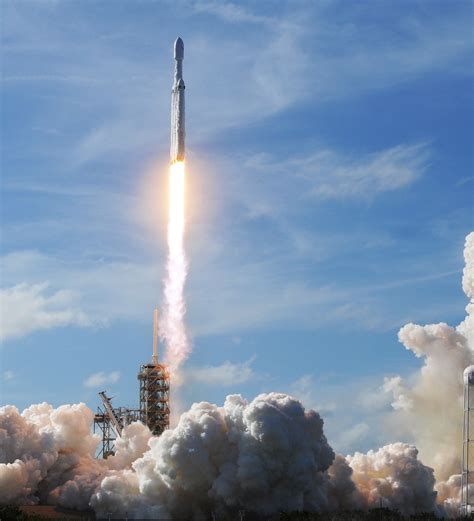 “猎鹰重型”火箭发射，可重复使用的助推器成功着陆|火箭|猎鹰|spacex_新浪新闻